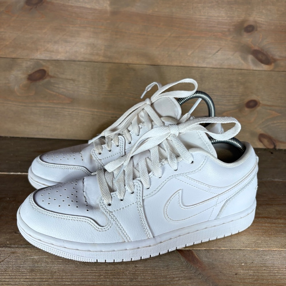 Nike air Jordan 1 low womens size 7 shoes white athletic basketball sneakers